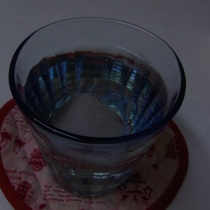 コップが青いのですが。リンゴ酢ドリンクに氷を入れて。美味しかったです。ごちそうさまでした！